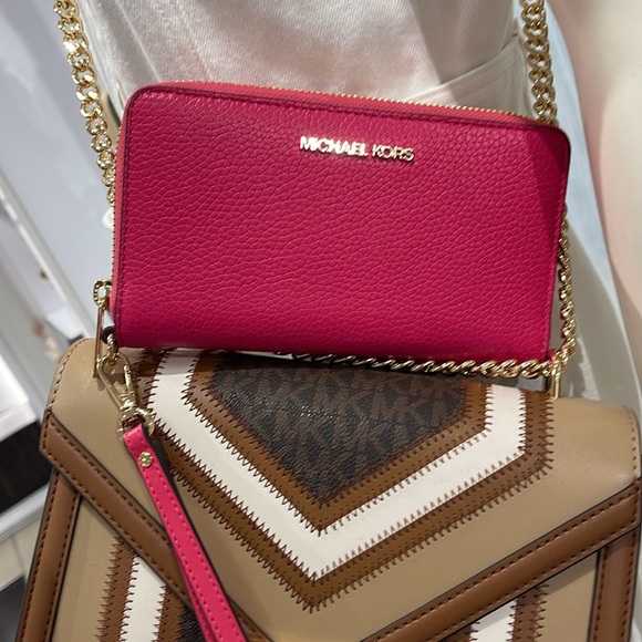 MICHAEL KORS LARGE FLAT MULTIFUNCTION PHONE CASE WALLET WRISTLET 
ELECTRIC PINK - Picture 16 of 16